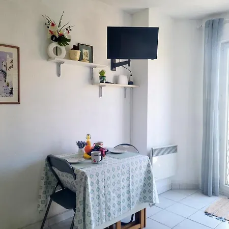 Valery Close To Prom Des Ideal For 2 Ac Apartment